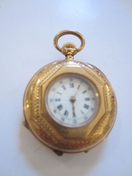 MONTRE DE COL en or jaune cisel