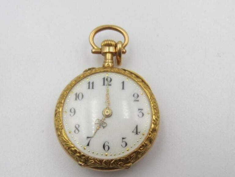 MONTRE DE COL en or jaune et or rose (750 millièmes) ciselé de frises, fleurs et une libellule, serti de petits diamants taillés en rose (manques
