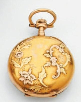 MONTRE DE COL en or jaune et or rose ciselé a motif de fleurs et volute