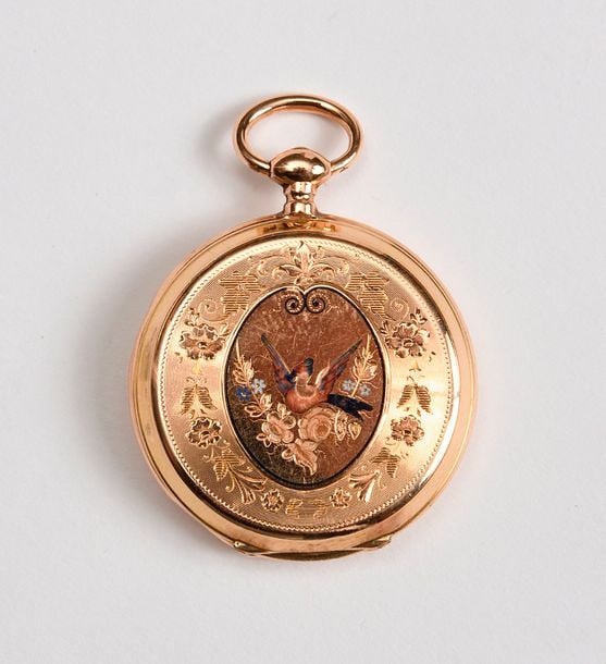 MONTRE DE COL en or jaune, le dos gravé d’une guirlande de fleurs entourant un oiseau en émaux de couleur