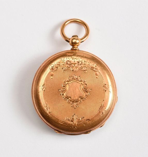 MONTRE DE COL en or jaune, le dos guilloché et gravé de fleurs et feuille