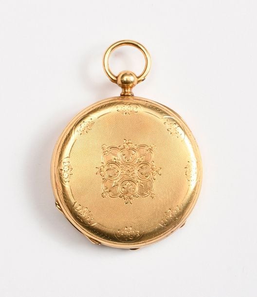 MONTRE DE COL en or jaune, le dos guilloché et gravé de motifs florau