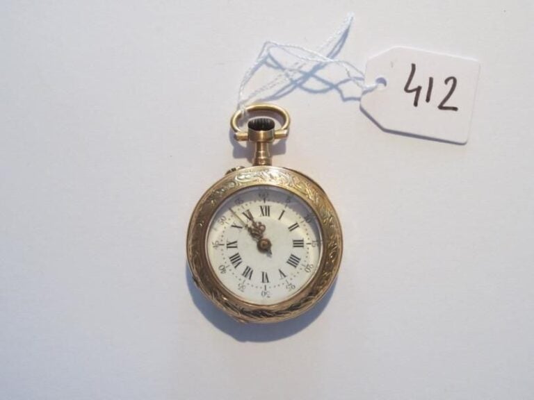 MONTRE DE COL en or jaune partiellement isol