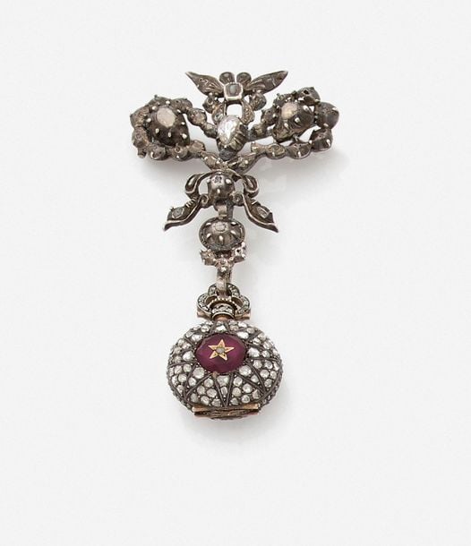 MONTRE DE COL et CHATELAINE en argent (800 millièmes) ajouré et ciselé entièrement pavé de diamants taillés en rose, dont un plus important de forme poir
