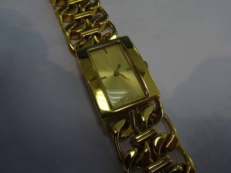Montre de dame le boîtier rectangulaire le bracelet à mailles deux aiguilles signée sur le cadran signé au dos du boîtie