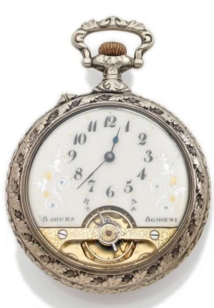 MONTRE DE POCHE en argent ciselé et repoussé à motif de baigneuse et angelo