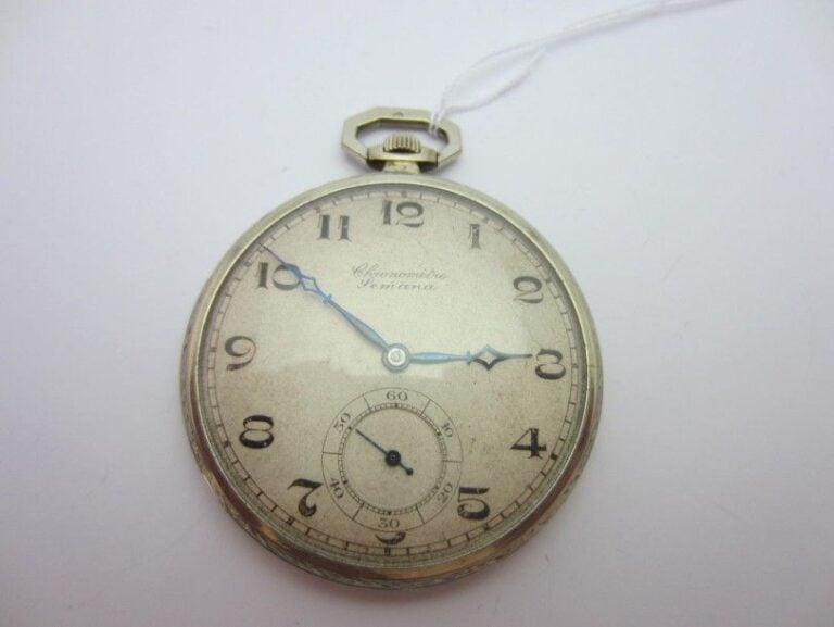 MONTRE DE POCHE en or gris (750 millièmes) ciselé et monogrammé J
