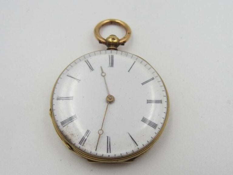 MONTRE DE POCHE en or jaune (750 millièmes) finement guilloché et cisel