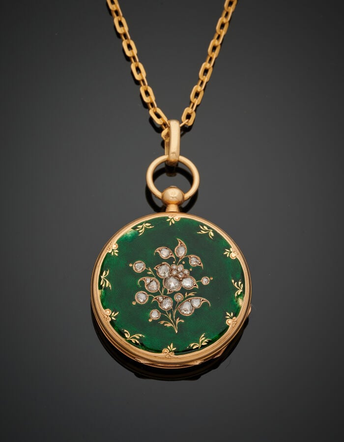 MONTRE de POCHE en or jaune (750‰) orné d'émail vert translucide guilloché, ser…
