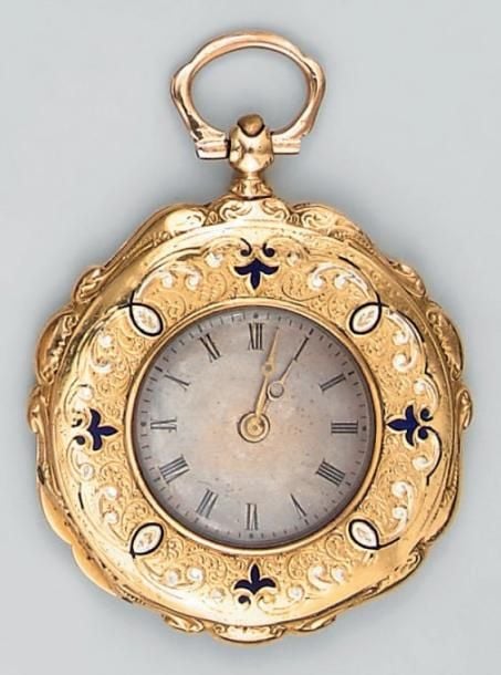MONTRE DE POCHE en or jaune ciselé et partiellement émaillé, à contours chantourné