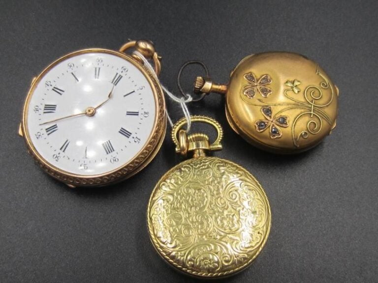 MONTRE DE POCHE et deux MONTRES DE COL en or rose et jaune (750 millièmes)