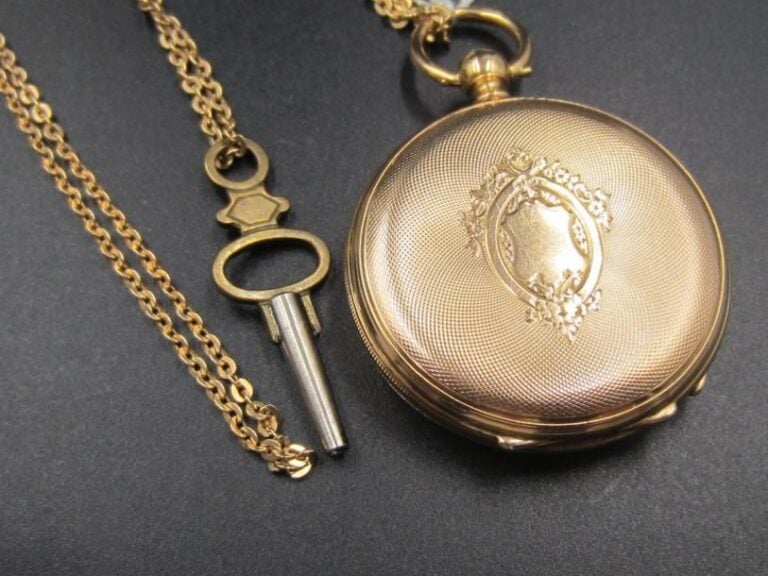 MONTRE DE POCHE or jaune (750 millièmes) guilloché et cisel