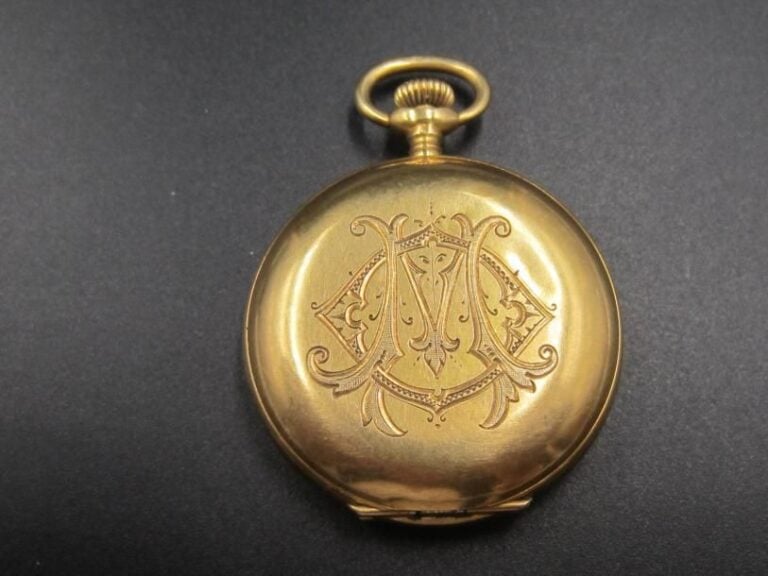 MONTRE de POCHE SAVONNETTE en or jaune (750 millièmes), ciselé d'un monogramm