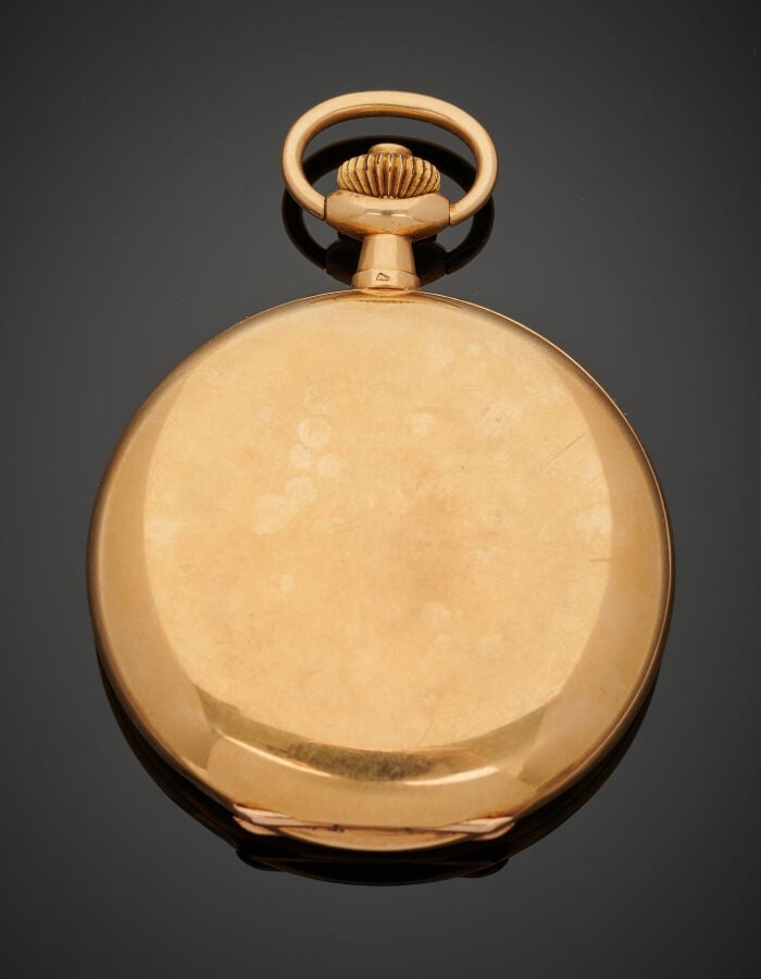 MONTRE de POCHE SAVONNETTE en or jaune (750‰) uni. Cadran émail crème, chiffres…