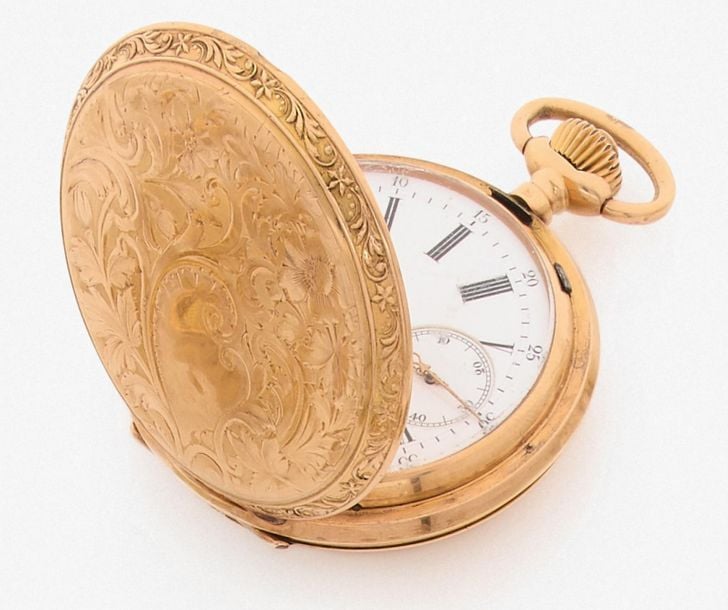 •MONTRE de POCHE savonnette en or rose (750‰) entièrement ciselé de volutes et feuillage