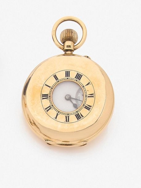 •MONTRE de PROCHE «savonnette» en or jaune (750‰), lunette anglaise rehaussée de chiffres romains en émail ble