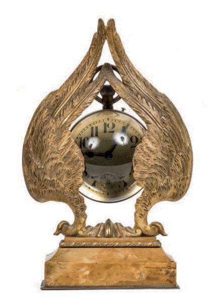 Montre loupe en bronze doré et ciselé figurant des ailes retenant un cadran globulaire signé THOMAS TOURS amovibl