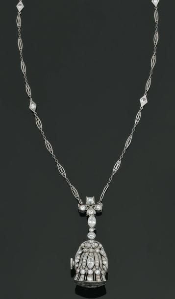 MONTRE PENDENTIF ovale en platine ajouré et ciselé à motif de « chouette stylisée » serti de diamants de forme navette et rond