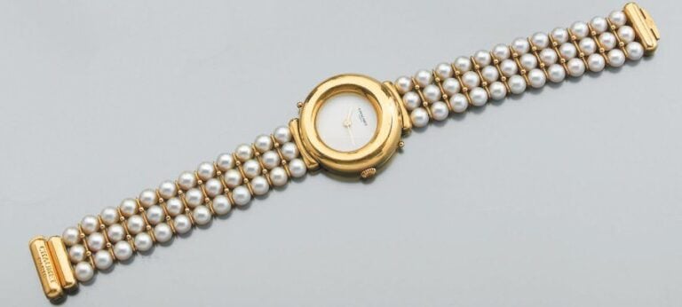 MONTRE rond, de dame, en or jaun