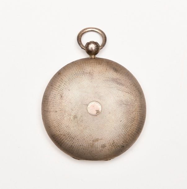 MONTRE savonnette de forme ronde en argent gravé, le cadran émaillé blan