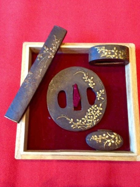 MONTURE DE SABRE EN FER FORGE Japon Epoque XIXe siècle Conçue en suite elle est ornée en bas-relief d'un décor de feuillages doré