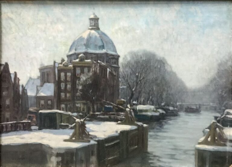 Monument près d'une rivière sous la neige