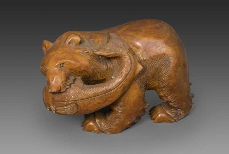 MONUMENTAL OKIMONO EN BOIS DE KEYAKI (ZELKOVA) SCULPTE A L'IMITATION D'UN OURS Japon, Epoque XXe siècle Beau bois orangé aux multiples cernes lui conférant un aspect graphiqu