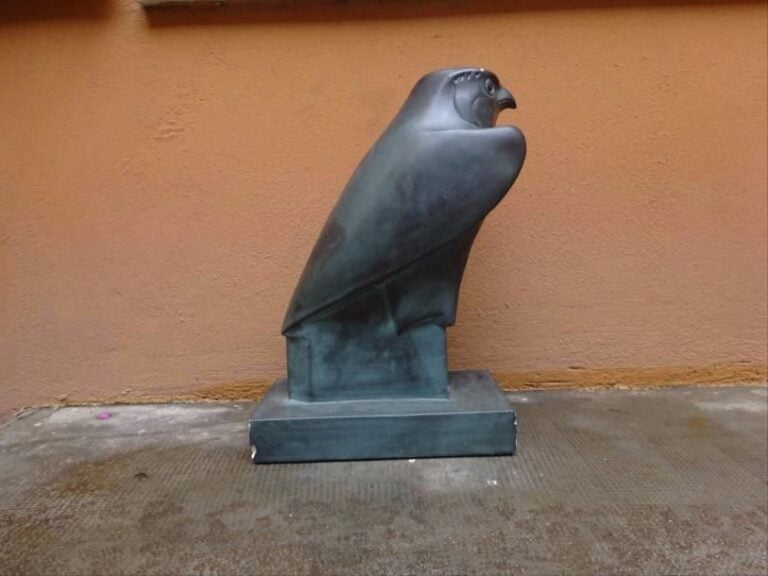 MONUMENTALE SCULPTURE EN PLATRE PATINE VERT / MOULAGE D'HORUS / FAUCON Probable travail de l'atelier de moulage du Musée du Louvre / Réunion des Musées Nationaux, Epoque XXe siècle Ouvre vraisemblablement réalisée d'après une statuette en basalte conservée au musée du Louvr