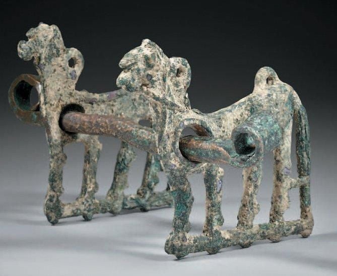 Mors a tige droite présentant deux psalias en forme de cheval domestiqué portant des harnai