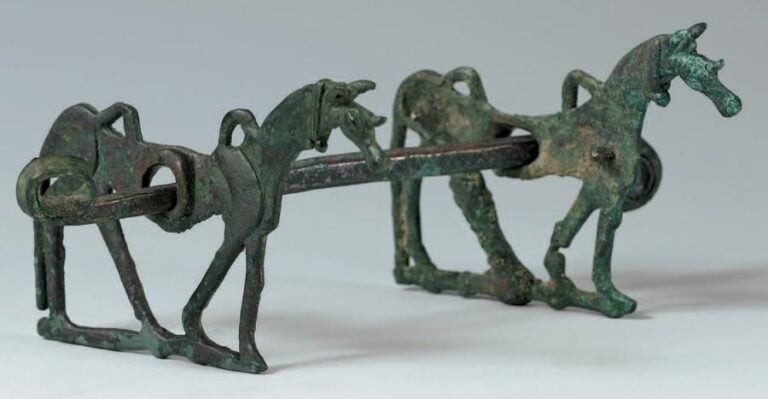 Mors à tige rigide ornée de psalia présentant des chevaux domestiqués portant un grelot au co