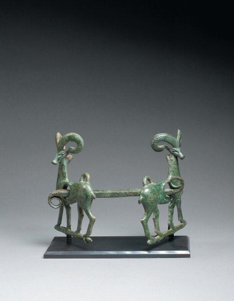 MORS AUX BOUQUETINS Superbe mors aux plaques en forme de grands bouquetins passant, la tête tournée de côté et couronnée de cornes striée