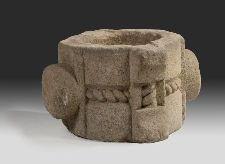 Mortier en pierre calcaire sculptée à deux becs verseurs et axes latéraux La panse soulignée d'une cord