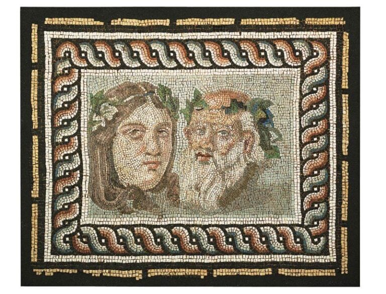 MOSAÏQUE AUX MASQUES DE THÉÂTRE Superbe panneau rectangulaire, aux tesselles de pierre et de verre, bordé d'une tresse et représentant une tête de Ménade et celle d'un Silène à la barbe blanche, le visage légèrement de trois-quarts, le regard orienté vers le spectateu