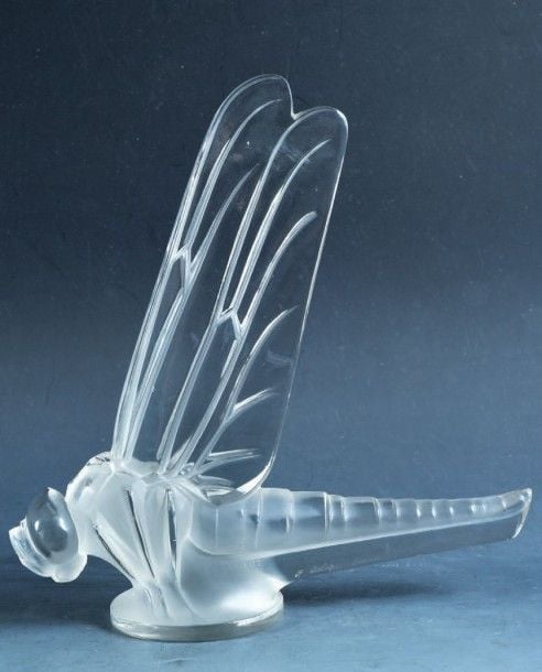 Motif pour bouchon de radiateur «Libellule» en verre moulé-pressé partiellement satiné (fine égrenure à la queue