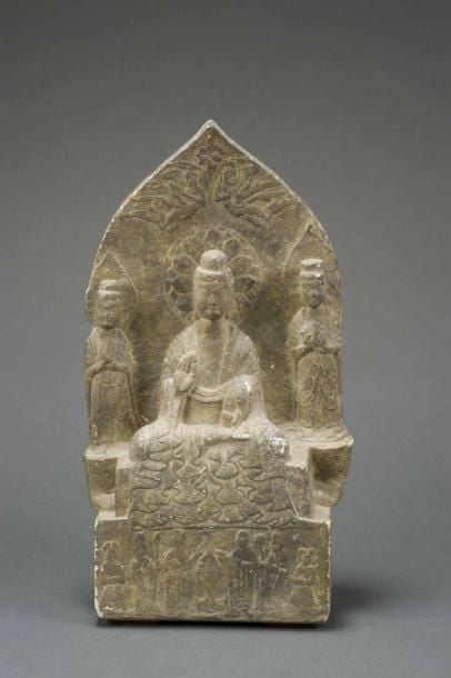 MOULAGE EN PLATRE D'UN(E) AUTEL / STELE VOTIF / VOTIVE DES WEI DU NORD Epoque XXe siècle, Atelier de moulage du musée du Louvre Représentant Shakyamuni sis en padmasana au centre, la main droite en abhaya mudra, flanqué de deux bodhisattva