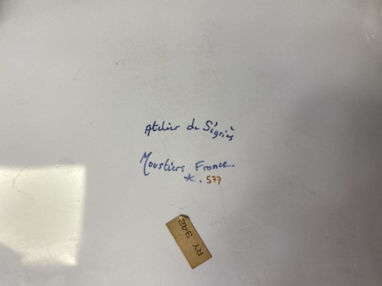 MOUSTIERS. Atelier de Ségriès - Plat couvert / Chaufferette en faïence polychro…