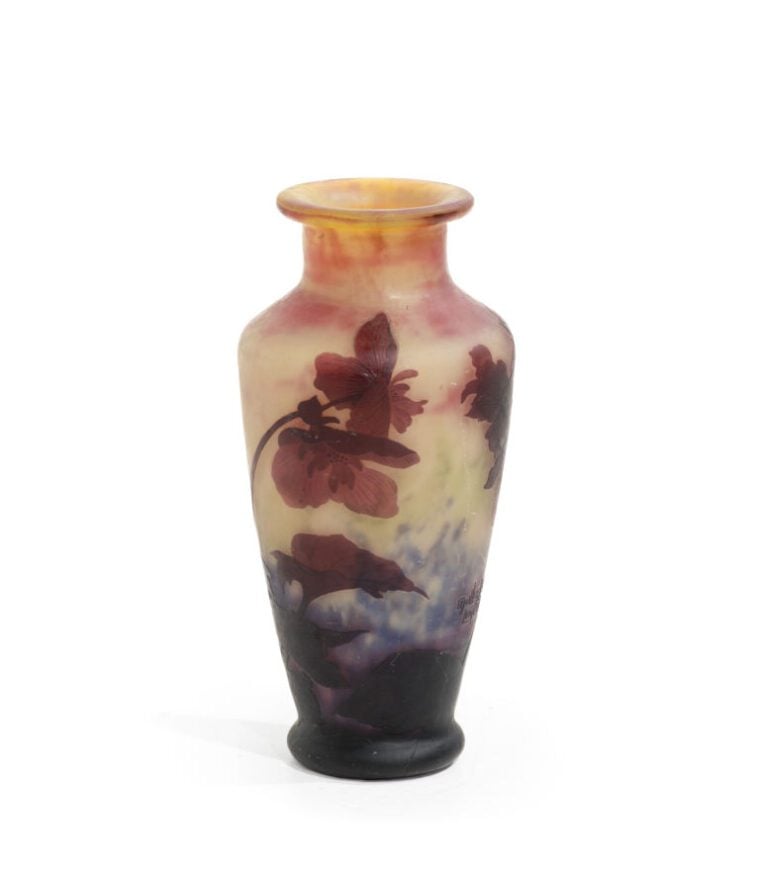 MULLER FRERES À LUNEVILLE - Vase à corps renflé et col étranglé évasé en verre…