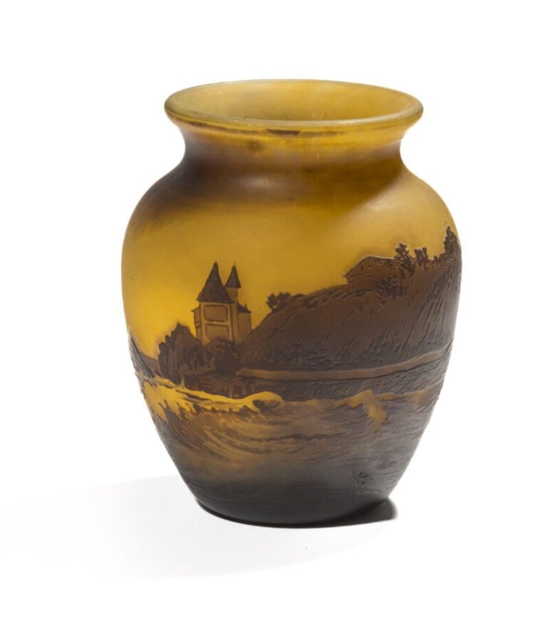 MULLER LUNEVILLE - Vase en pâte de verre à décor gravé à l'acide d'un paysage -…