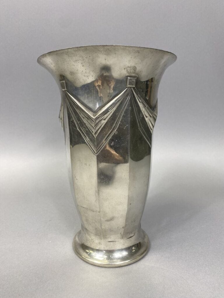 N. COLLET - Vase à panse globulaire en étain à décor de motifs géométriques dan…