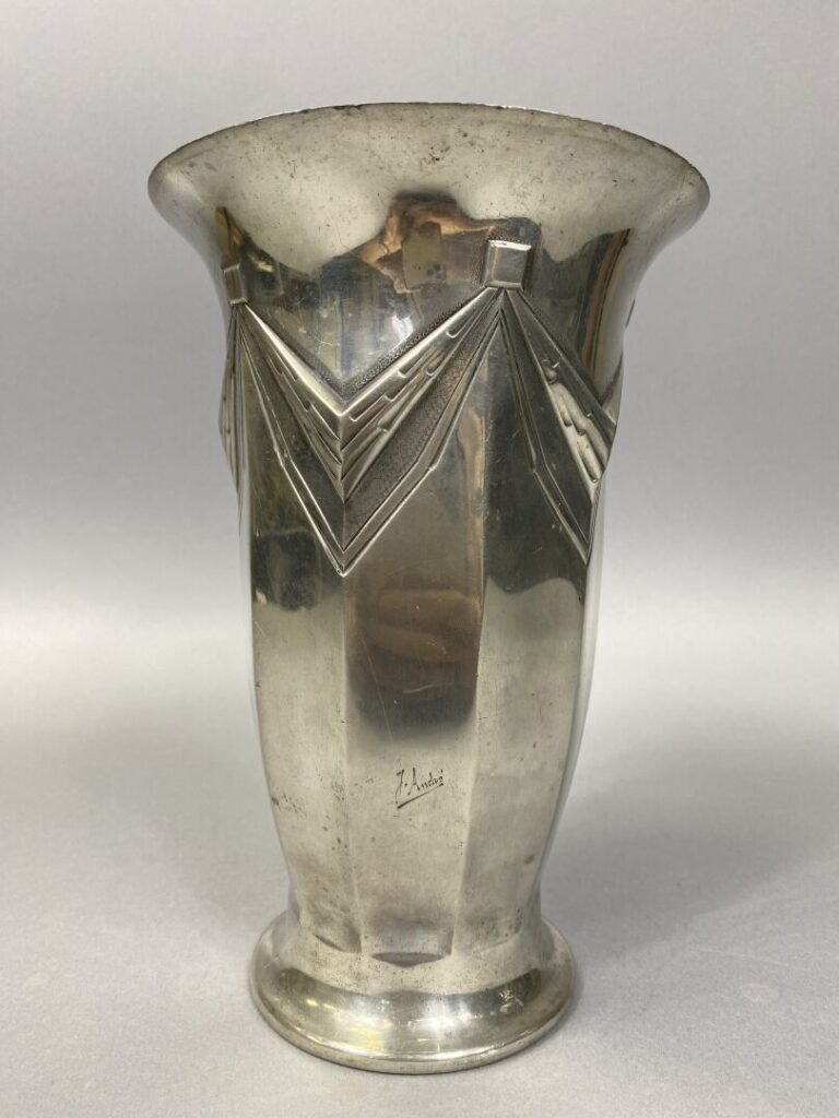 N. COLLET - Vase à panse globulaire en étain à décor de motifs géométriques dan…