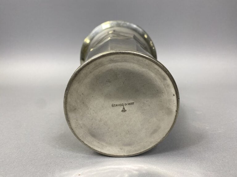 N. COLLET - Vase à panse globulaire en étain à décor de motifs géométriques dan…