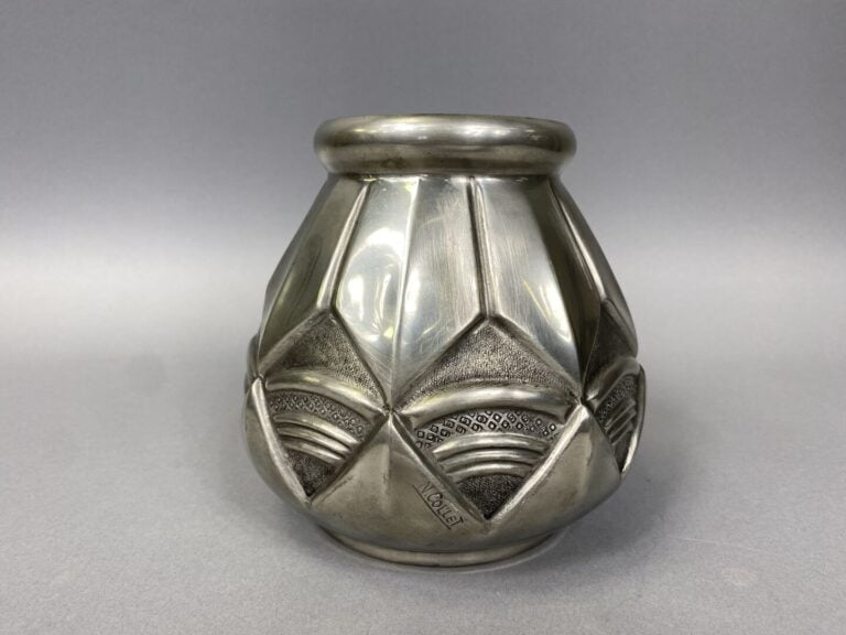 N. COLLET - Vase à panse globulaire en étain à décor de motifs géométriques dan…