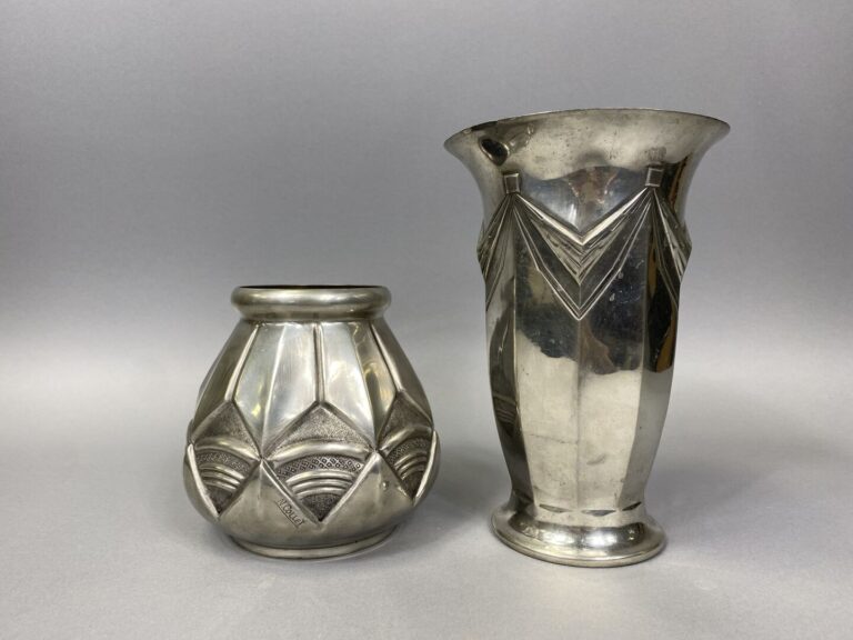 N. COLLET - Vase à panse globulaire en étain à décor de motifs géométriques dan…