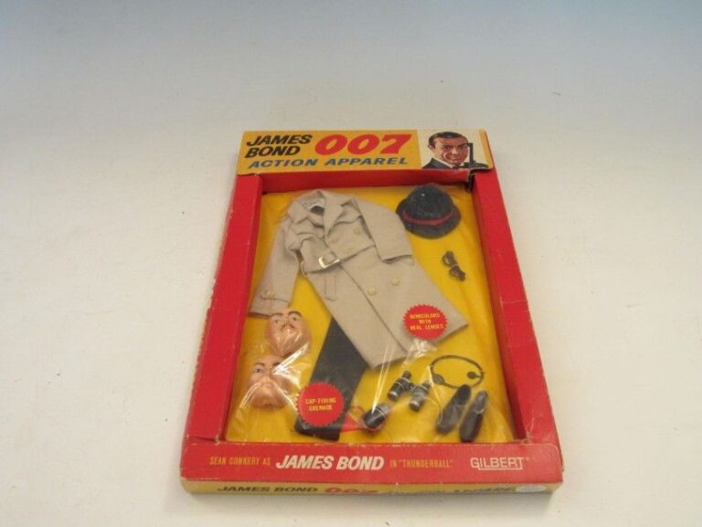 N°16251 - James Bond in "Thunderball" - James Bond Disguise Kit en carton blister pack avec "Binoculars with real lenses" et "Cap firing grenade" - Made in Japan - Année 1965 - Original - Occasion