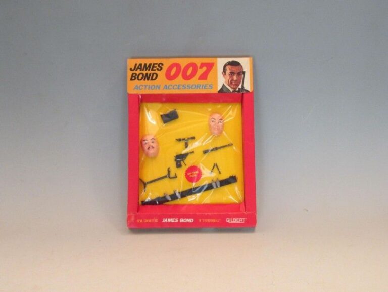 N°16255 - James Bond in "Thunderball" - James Bond Disguise kitt n°2 en carton blister pack avec "cap firing pistol" et "masques" - Made in Japan - Année 1965 - Original - Occasion