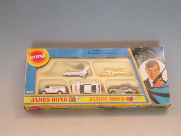 N°3082 coffret orginal avec véhicules au 1/64°, lotus esprit, Van Jaws, Aston Martin, navette et Drax copte