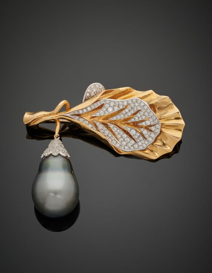 NARDI - Broche "feuille" en or jaune et or gris (750‰) repoussé, ajouré, partie…