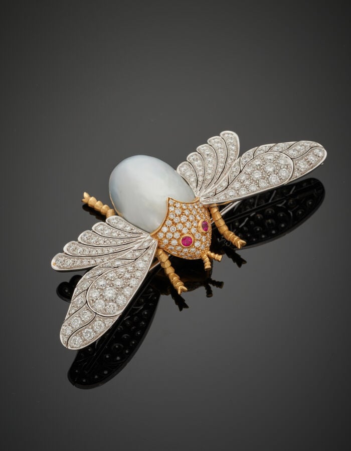 NARDI - Importante BROCHE "insecte" en or jaune et or gris (750‰) retenant une…