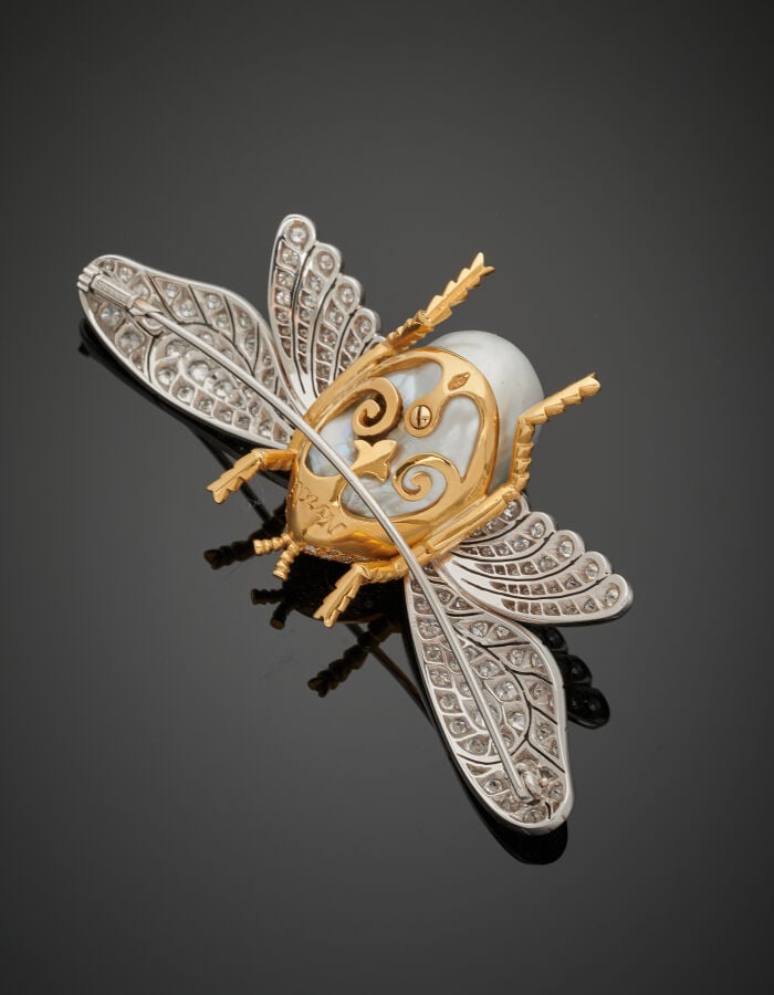 NARDI - Importante BROCHE "insecte" en or jaune et or gris (750‰) retenant une…