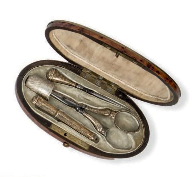 NÉCESSAIRE À COUTURE ovale comprenant un écrin en bois de loupe ouvrant à charnières rehaussée d'un monogramm